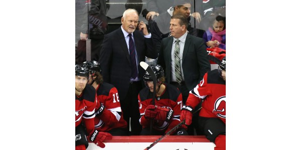 Hockey Hall of Fame-medlemmen Martin Brodeur designar tröjor
